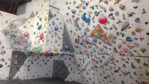 新潟県のクライミング施設「ボルダリングジム C-BOX」